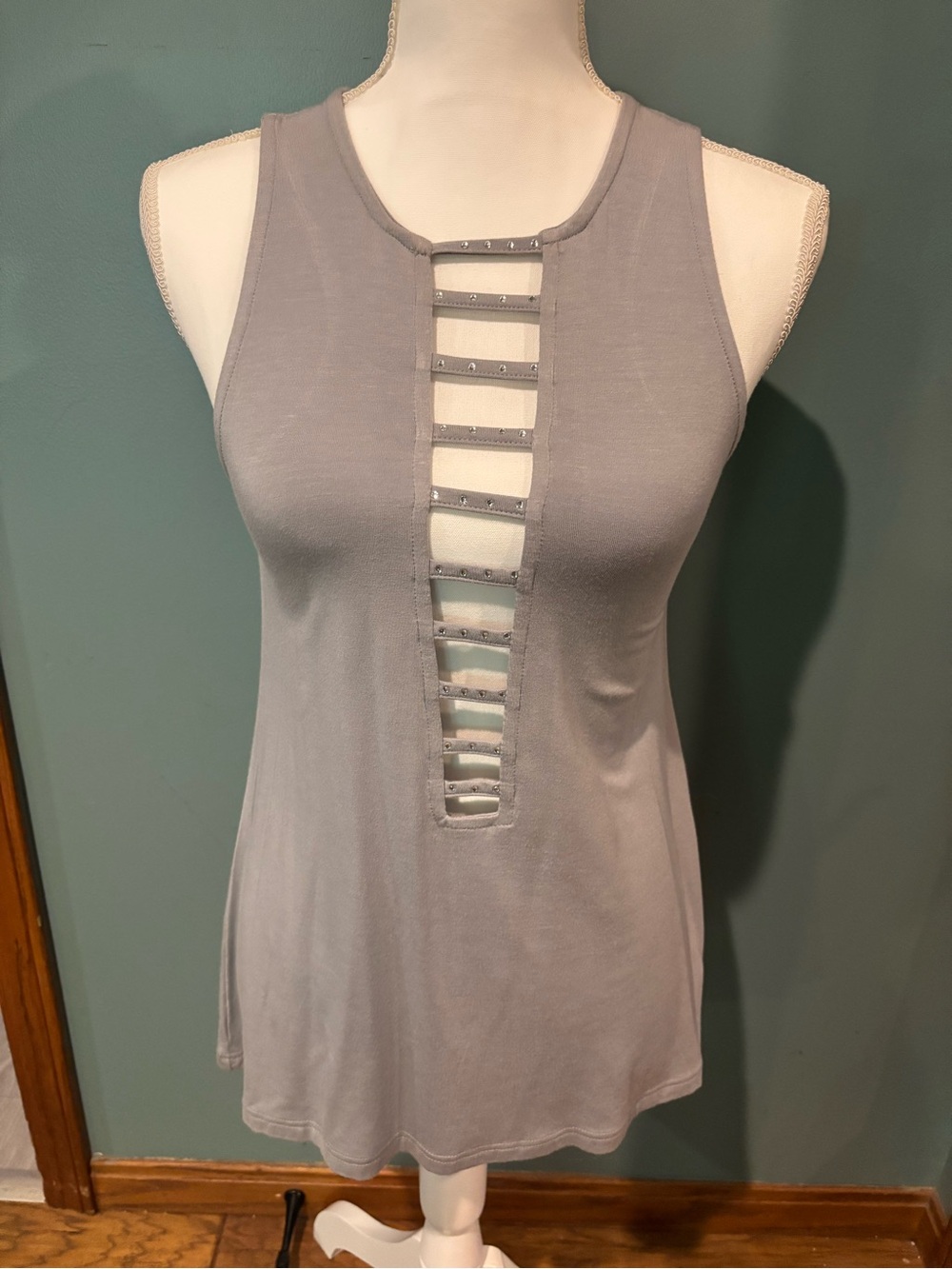 NWT Sexy Buckle cutout-Front Tank Top in Light Gray small